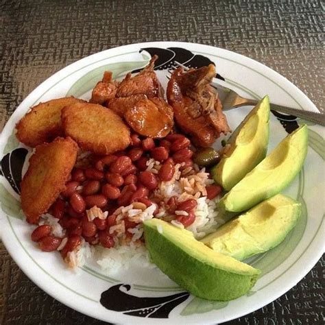 arepitas de yuca, arroz blanco, habichuelas guisadas, carne de res ...