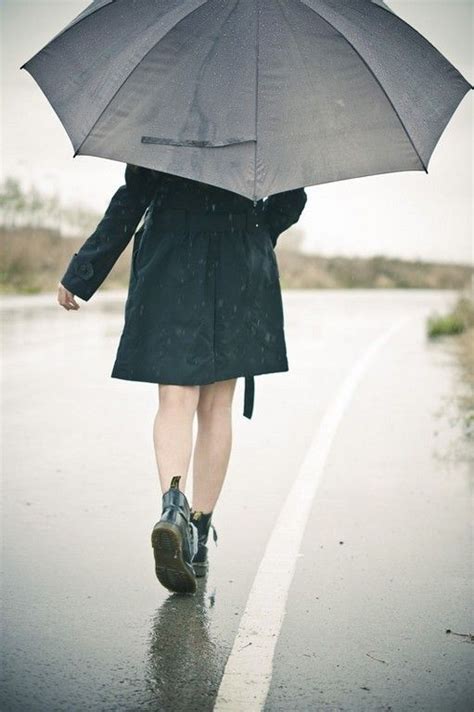 20+ Awesome Rainy Day Umbrella Photoshoot Ideas | Umbrella photoshoot ...