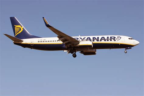 Flyingphotos Magazine News: Ryanair wet-leasing a Livingston Air A320