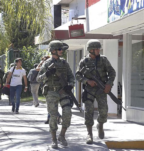 Mexican soldiers on patrol during 'Operación Jalisco'[1200x1267 ...