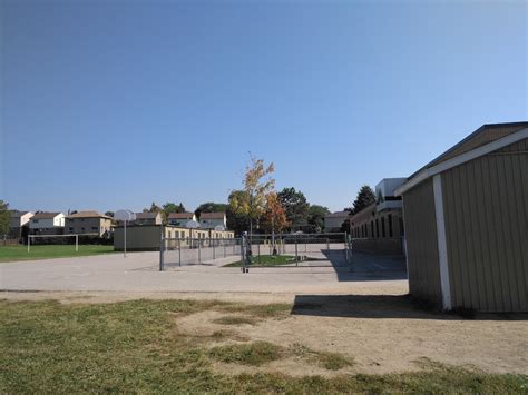 Bellwood Public School, 30 Bellwood Dr, Whitby, ON L1M 8M4, Canada