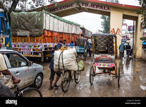 Rainy day on the Sunauli India Nepal border Stock Photo: 56921954 - Alamy