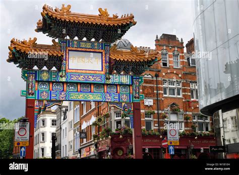 Chinatown gate london hi-res stock photography and images - Alamy