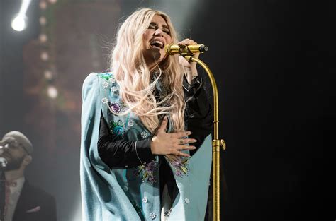 Kesha Breaks Down in Tears During ‘Praying’ After Fans Hold Up ‘Thank ...