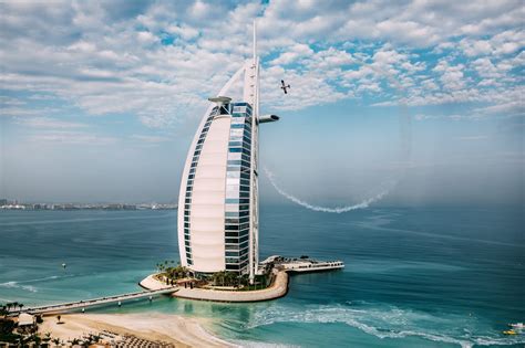 Watch a Pilot Land His Aircraft on the Burj Al Arab Jumeirah Helipad ...