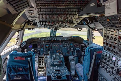 Cockpit view KLM Boeing 747-400 :: Behance