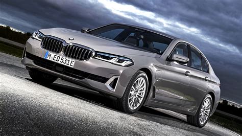 2023 BMW 5-Series Buyer's Guide: Reviews, Specs, Comparisons