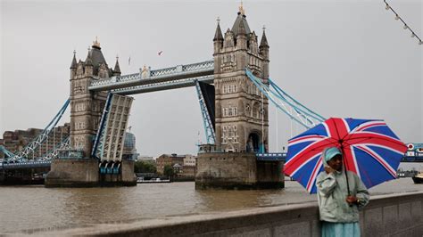 London's Tower Bridge reopens after technical failure - BBC News