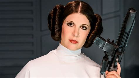 Carrie Fisher Hated An Iconic Part Of Princess Leia | GIANT FREAKIN ROBOT