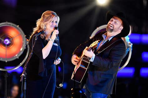 Garth Brooks Brings Trisha Yearwood Onstage To Perform ‘She’s In Love ...