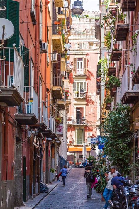 Gatan i historiska centrum av Neapel city, Italien – Redaktionell ...