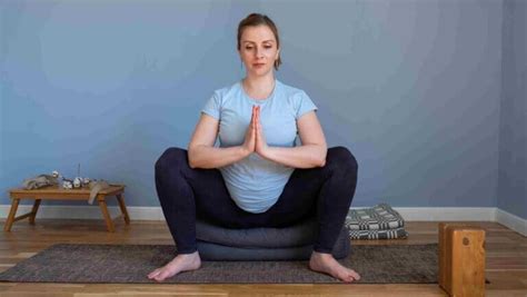 Yoga Squat Pose Benefits and How to Do Malasana