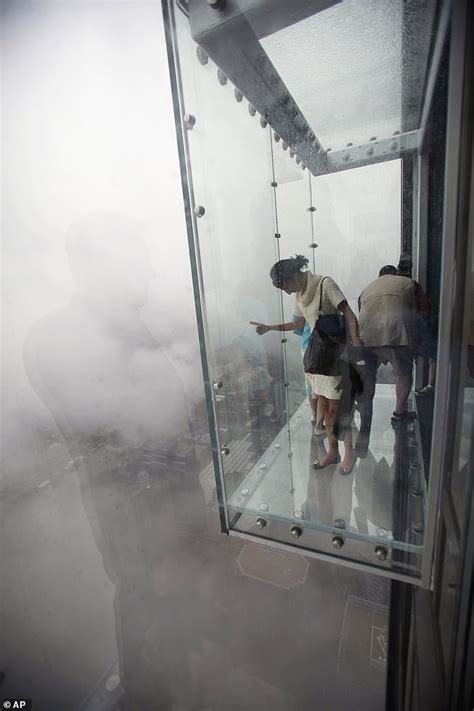 Glass Skydeck on 103rd floor of Chicago tower CRACKS under terrified ...