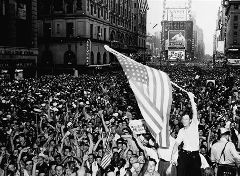 new-yorkers-celebrate-japans-defeat - End of World War II Pictures ...