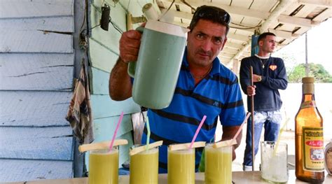 El guarapo cubano quita la sed y da fuerzas suficientes