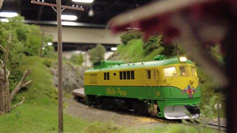 HON3 White Pass Diesel Locomotive 90 Pulling A Train At The Hickory ...