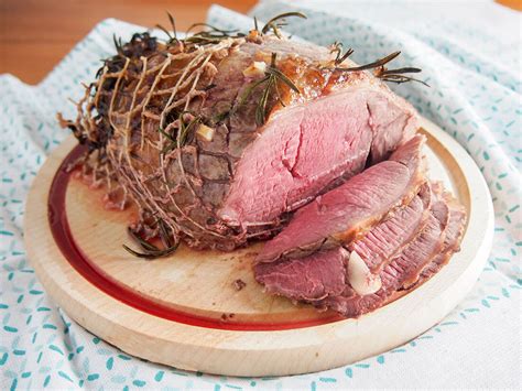 Roast lamb with garlic and rosemary - Caroline's Cooking