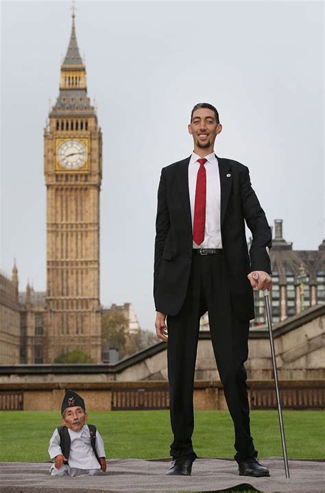 World's tallest man feared he would 'break body' of world's shortest ...