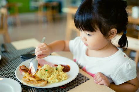 Jangan Paksa Anak Makan Sendiri, Ini Tahapannya - Berkeluarga