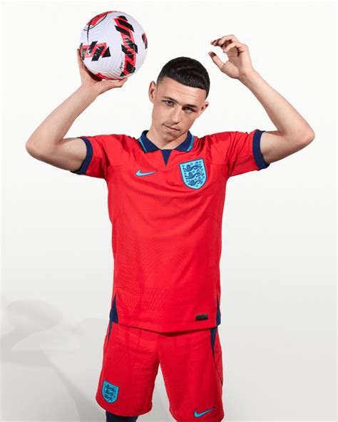 Harry Kane, Phil Foden y Jack Grealish modelan los kits de Inglaterra ...