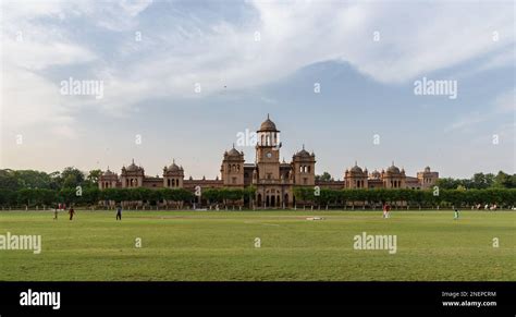 PESHAWAR, PAKISTAN-MAY 06,2016 Cricket players practicing in Islamia ...