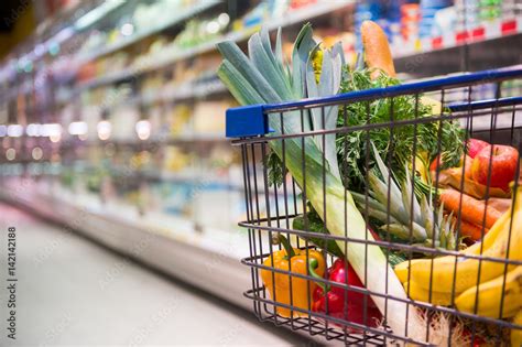 Fototapeta Koszyk pełen zakupów w supermarkecie na wymiar - supersam ...