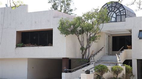 Mexican drug lord Carrillo Fuentes' villa auctioned for $2m - BBC News