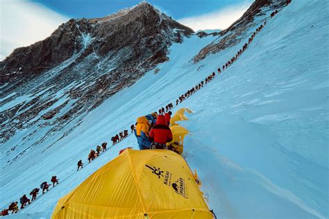 Photos: Virus fails to deter hundreds of climbers on Mount Everest ...