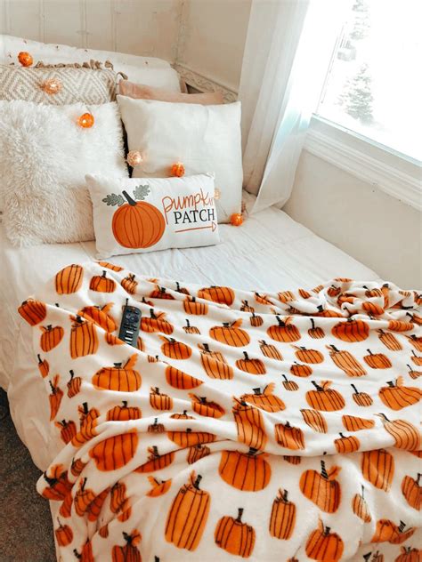 Cute Fall room decor! | Fall bedroom decor, Fall home decor, Fall bedroom