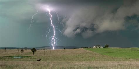 Dry lightning strikes may spark more fires in Queensland | Sky News ...