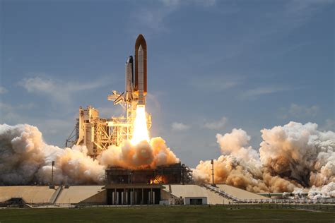 File:Space Shuttle Atlantis launches from KSC on STS-132.jpg ...