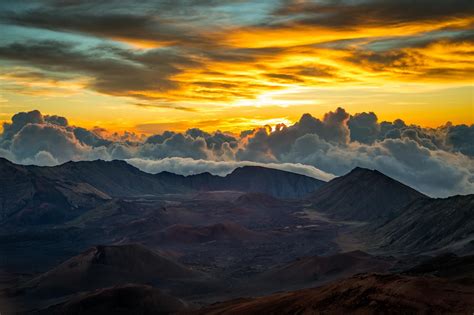 Haleakala Sunrise in Maui by @jdphotopdx [OC][2000x1333] http://ift.tt ...