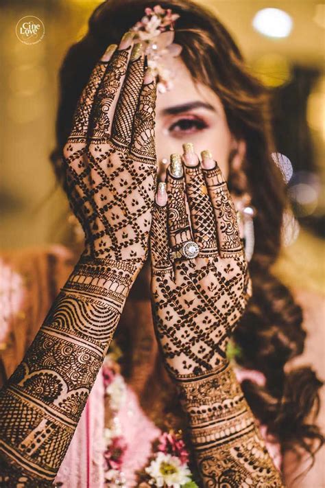 Ghim trên Bridal Mehendi Poses | Henna, Mehendi