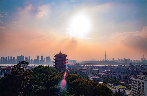 Wuhan. City skyline with the Yellow Crane Tower. [5151 x 3376][OC] : r ...