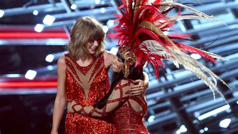 Watch Nicki Minaj and Taylor Swift Hug it Out During VMA Performance ...