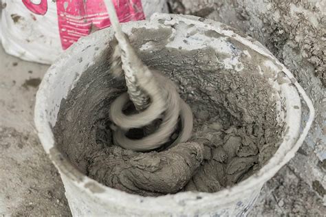 How to Mix Concrete Without a Mixer by Hand in a Bucket or Otherwise ...