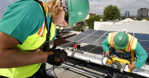 SolarCity builds high-efficiency solar panels - Los Angeles Times