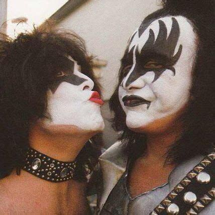 Funny pic!! Paul Stanley and Gene Simmons (kiss band) | Imagens de rock ...