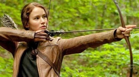 How To Hold A Bow And Arrow Correctly - Ace Of Bows | Hunger games ...