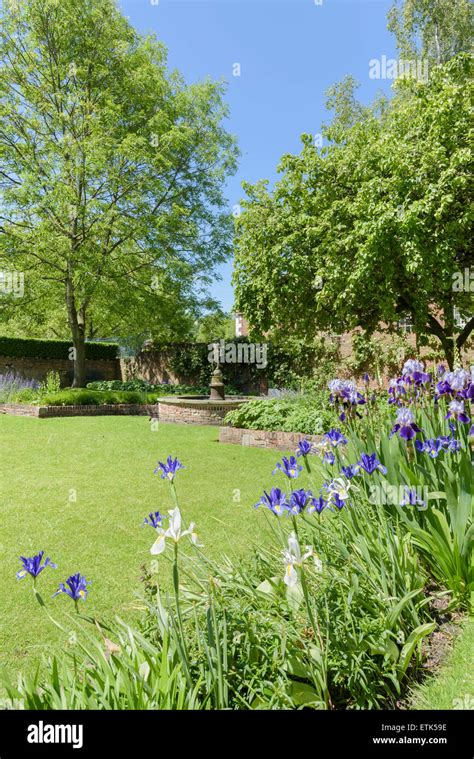 Garden of the Treasurer's House York Stock Photo - Alamy