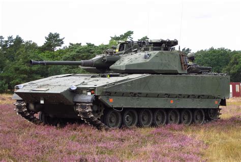 Swedish CV90(Stridsfordon 90) Infantry Fighting Vehicle.[3565x2406] : r ...