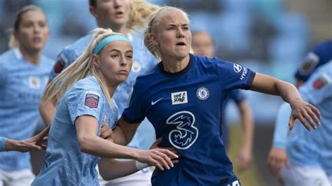 How the 2020/21 WSL title race & relegation battle are shaping up