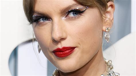 How To Recreate Taylor Swift's Bedazzled Makeup From The 2022 VMAs