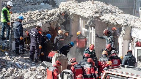 Turkey earthquake: Rescue efforts near end as death toll rises - BBC News