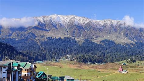 Kashmir receives season's first snowfall in Gulmarg – India TV