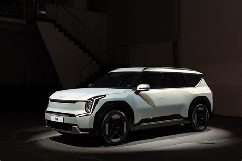 336-Mile Kia EV9 SUV Debuts With Downloadable Performance Upgrades - CNET