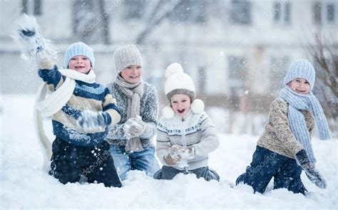 Children playing in the snow on a winter day — Stock Photo © idal #38953019