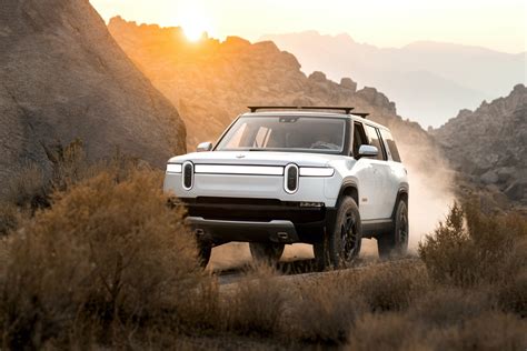 Rivian R1S electric SUV is an "awesome car-camping setup" with flat ...