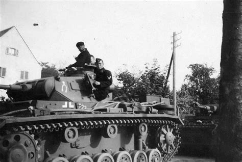 German Panzer III and crew | World War Photos