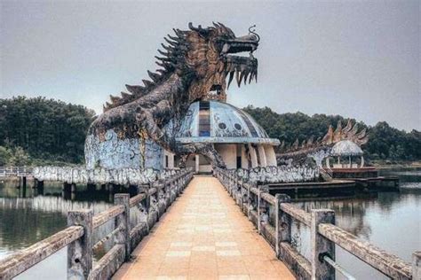 Curious Places: Abandoned Water Park Ho Thuy Tien (near Hue/ Vietnam)